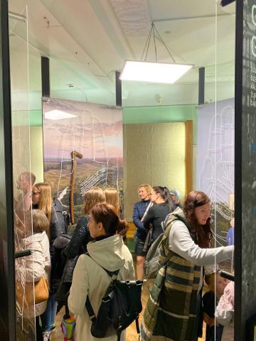 Muzeja nakts'22 apmeklētāji iepazīst jauno izstādi